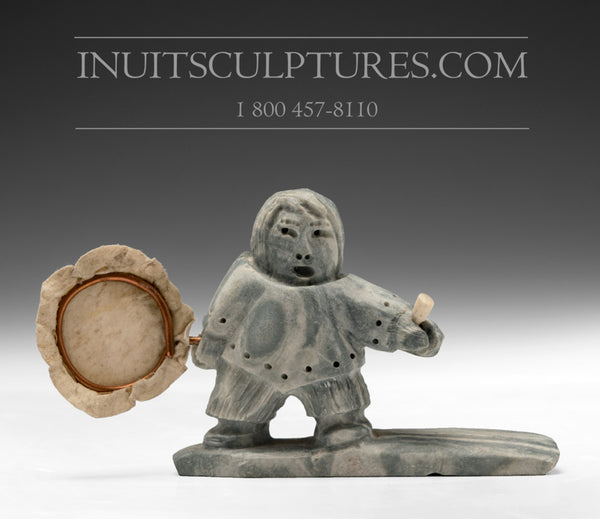 Danseuse de tambour inuk de 5 po par Roy Klengenberg